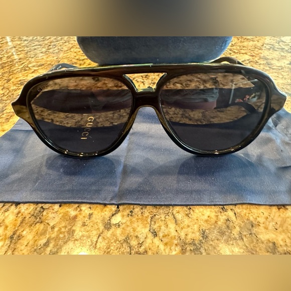 Gucci sunglasses, hardly worn, like new. - Picture 1 of 3